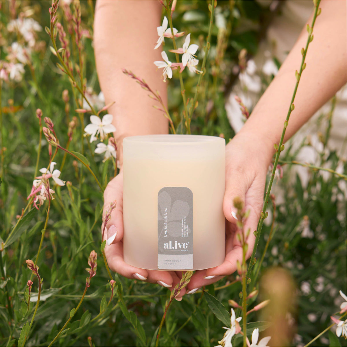 SOY CANDLE - IVORY BLOOM